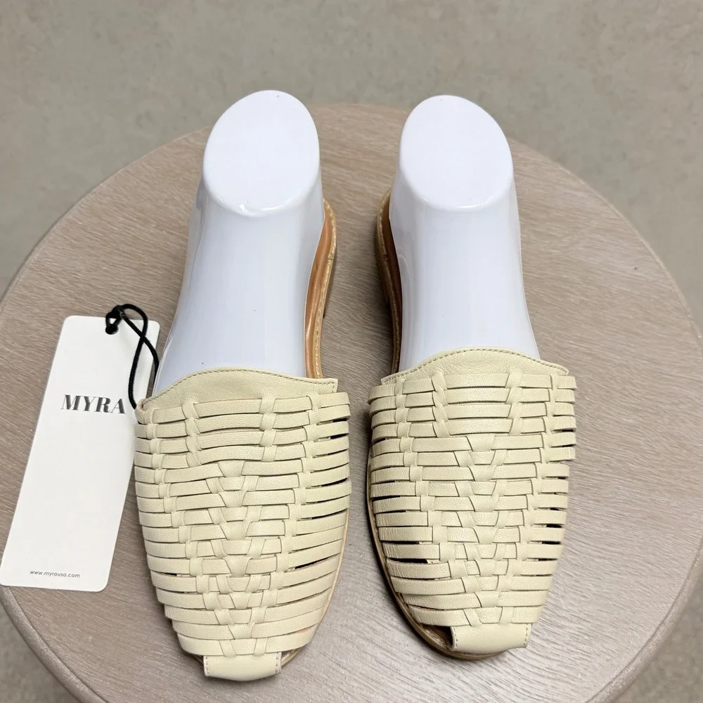 MYRA Madrigonna NWT 8 Womens Cream Woven Embossed‎ Artsy Leather Flat Sandals